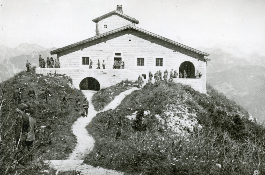Soldats am&eacute;ricains visitant le Kehlsteinhaus en 1945