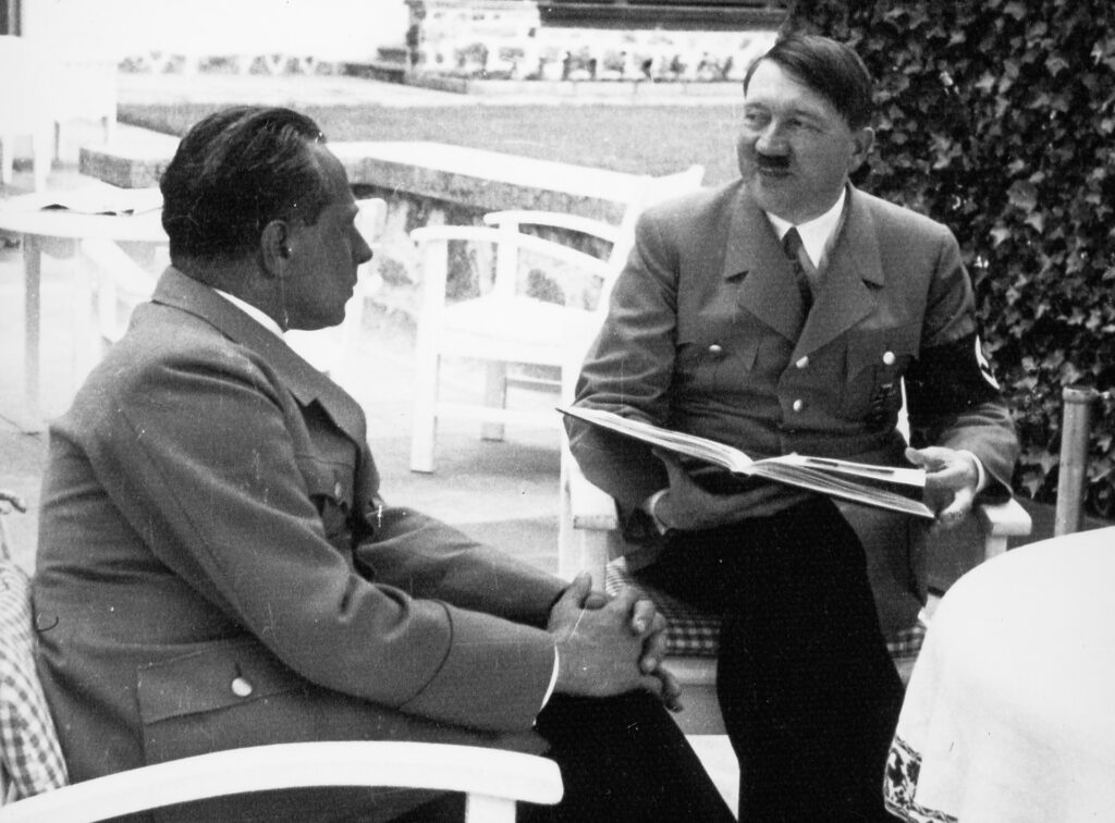 Heinrich Hoffmann (1885 &ndash; 1957) et Adolf Hitler (1889 &ndash; 1945) en visite &agrave; l'Obersalzberg (Berchtesgaden)