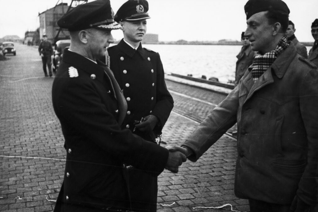 Karl D&ouml;nitz, en avril 1940 sur la base de Wilhelmshaven