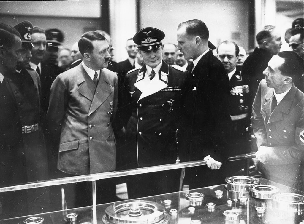 Ouverture de l'Exposition internationale de l'automobile &agrave; Berlin, 1939 &ndash; Archives photographiques de la BSB