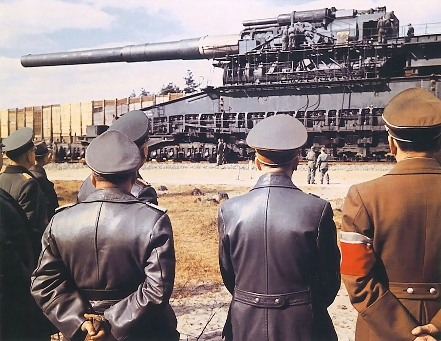 Test de tir du canon Gustav. A droite, Albert Speer. A ses c&ocirc;t&eacute;s, Hitler.
