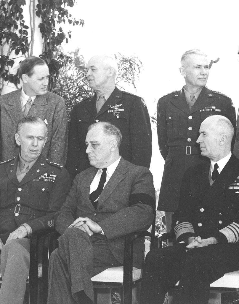 George Marshall, à gauche, aux côtés de Franklin D. Roosevelt