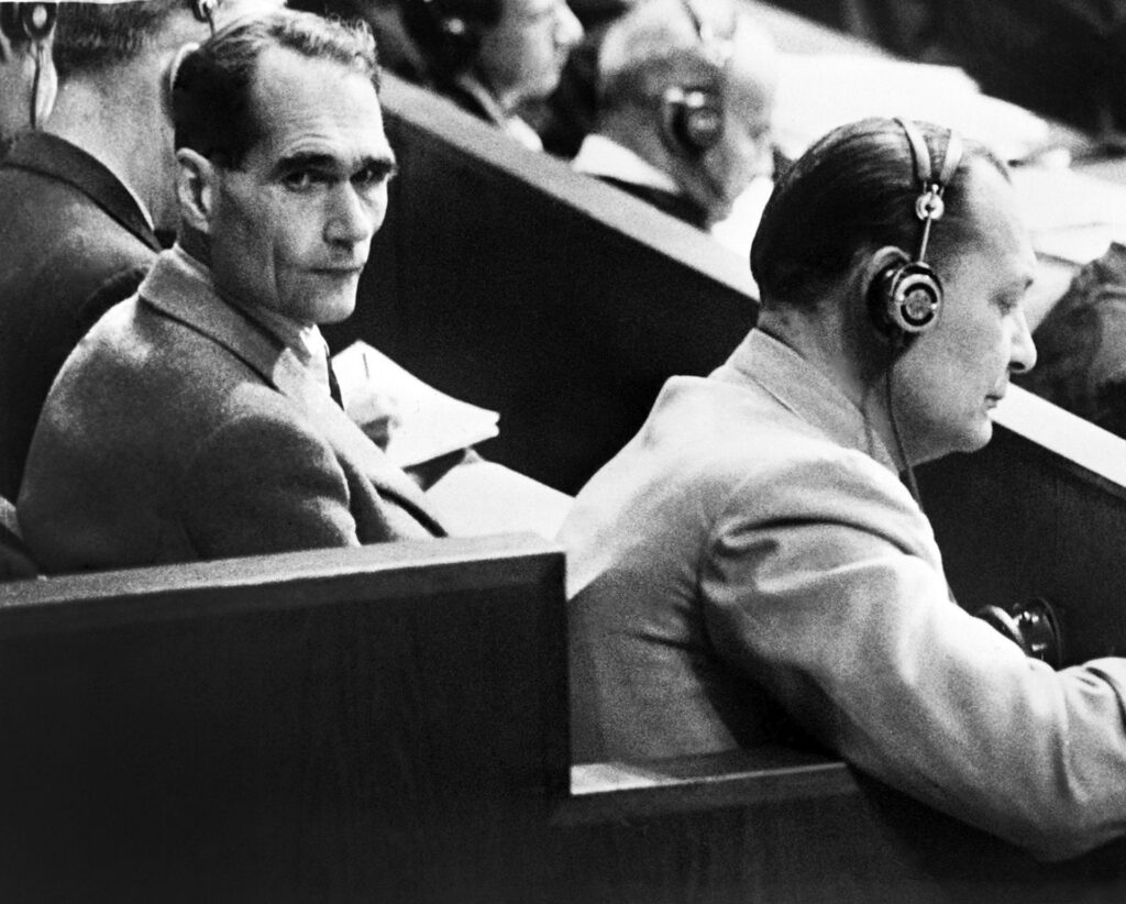 Rudolf Hess, lors du proc&egrave;s de Nuremberg, ici &agrave; c&ocirc;t&eacute; de G&ouml;ring.