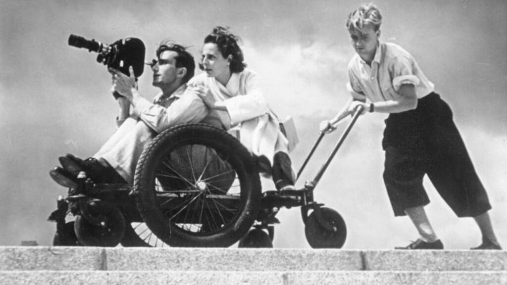 Leni Riefenstahl avec un cam&eacute;raman de l'Olympiafilm au travail.