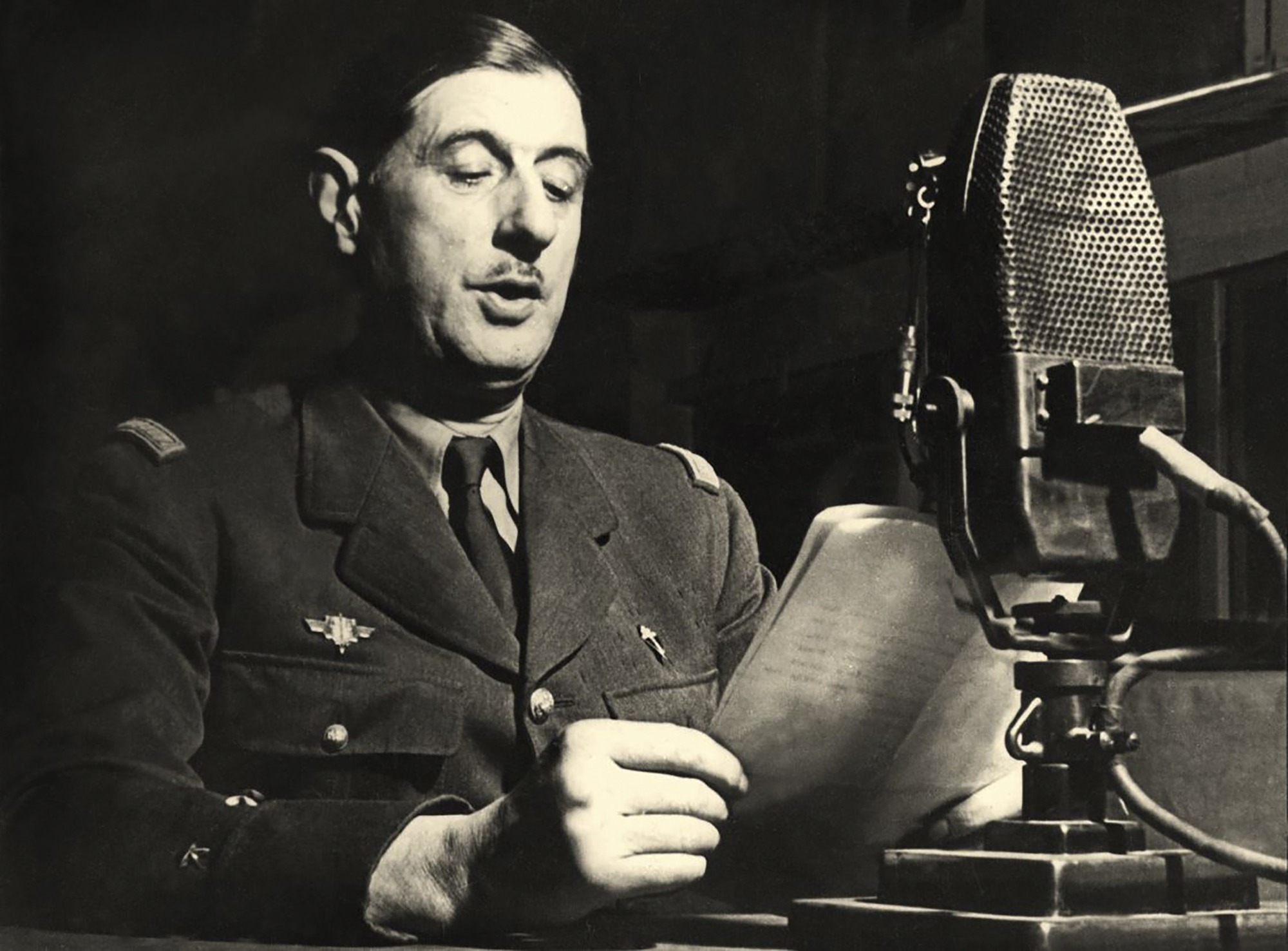 Le Général Charles de Gaulle prononce son appel à la résistance, le 18 juin 1940, au micro de la BBC.